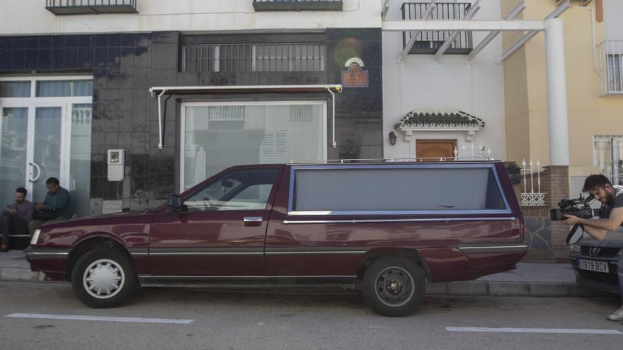 Un coche fúnebre aparcado en la calle siembra la discordia en Vélez