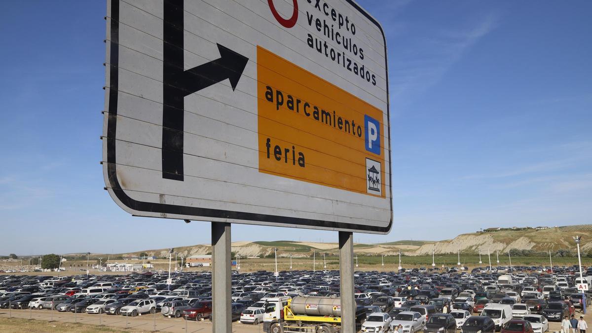 Zona de aparcamiento, al otro lado de la autovía, en el recinto de El Arenal.