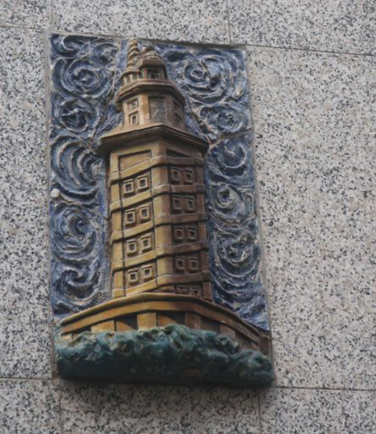 Mosaico de la Torre de Hércules en un edificio de la calle Coronel Calaza. | // LA OPINIÓN