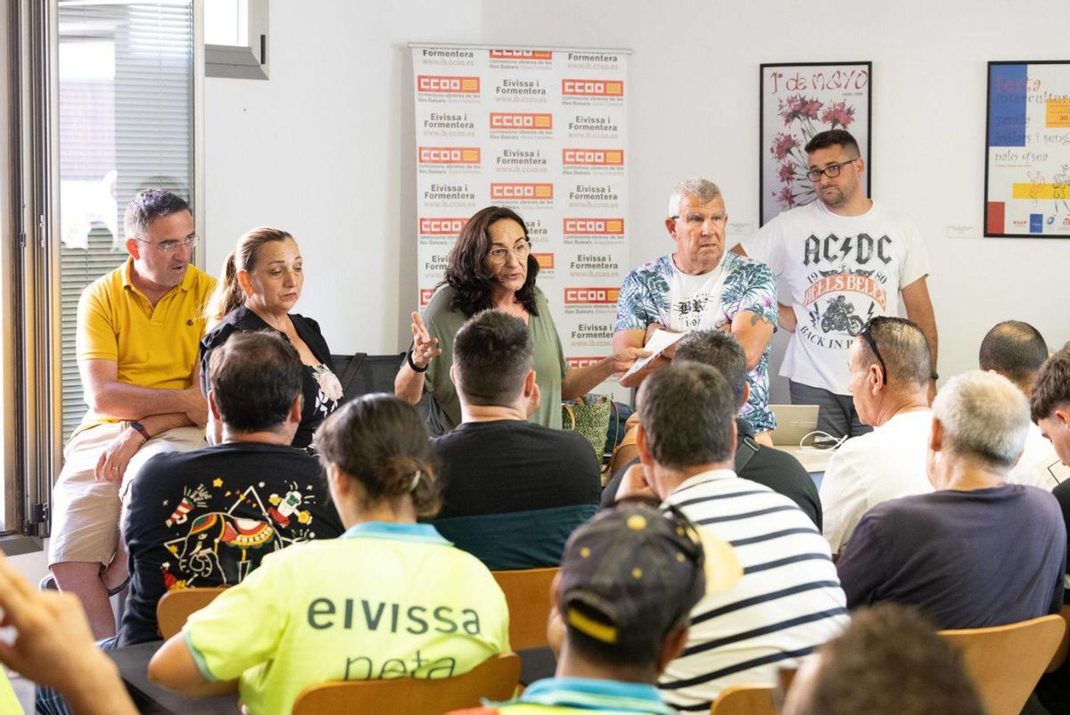 Los representantes sindicales explican las diversas opciones de votación a los trabajadores. | VICENT MARÍ