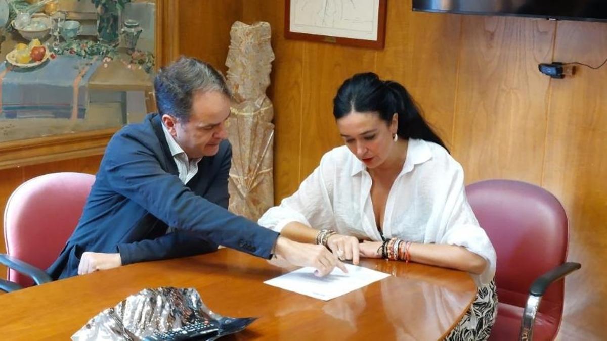 El consejero de Hacienda y Administración Pública del Gobierno de Aragón, Roberto Bermúdez de Castro, con la alcaldesa de Huesca, Lorena Orduna.
