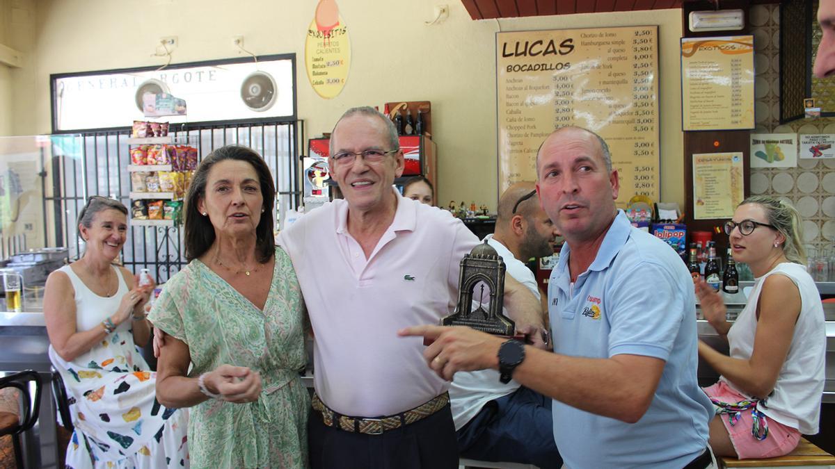 Rafael Lucas Gómez recibe el reconocimiento de Cruzcampo en compañía de du mujer, María Aguilera