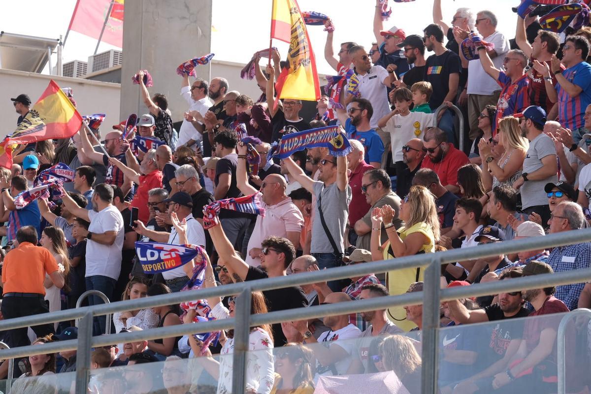 Aficionados del Eldense en el partido contra el Barça B