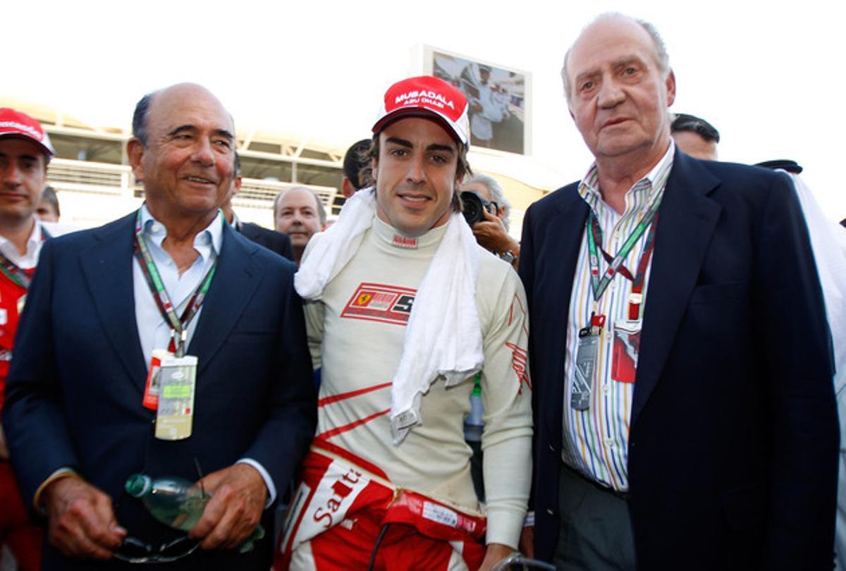 Fernando Alonso Junto a Botín ya Juan Carlos I, en marzo del 2010, durante el Gran Premio en el Circuito Internacional de Bahrein.