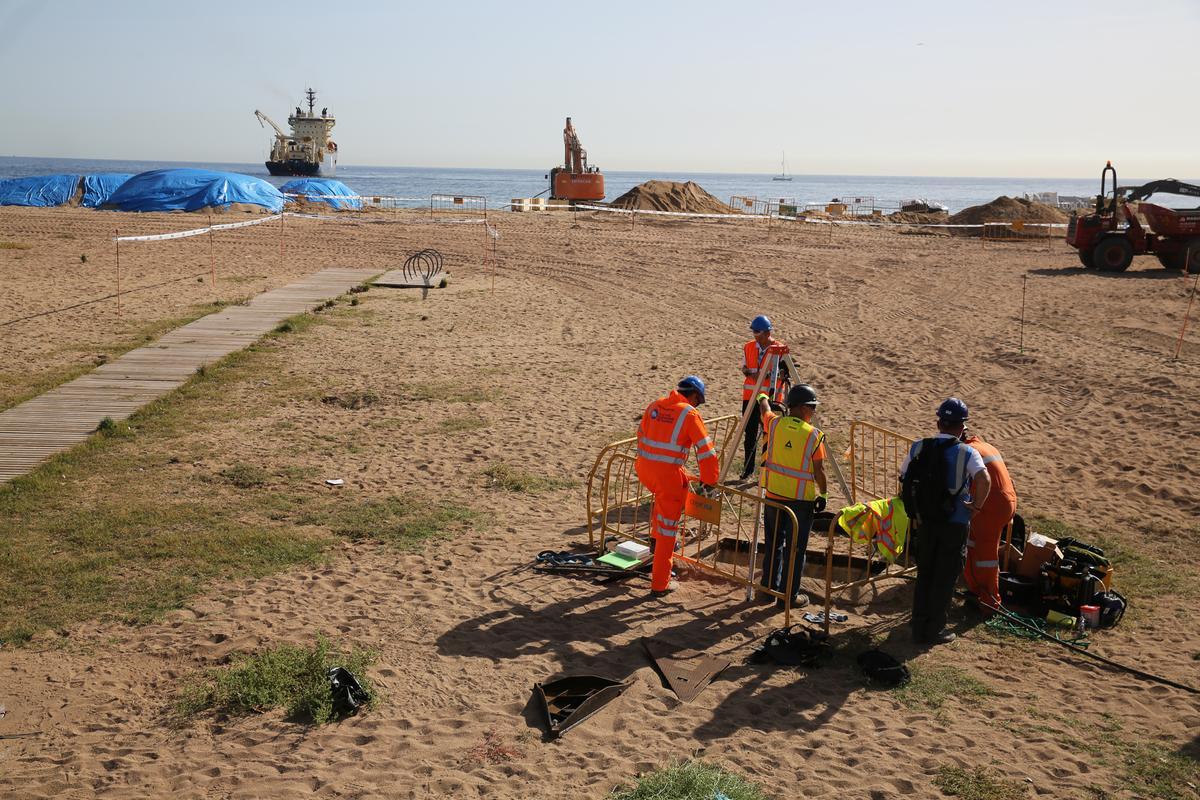 Obras para extender un cable submarino en la playa cancerígena de Sant Adrià