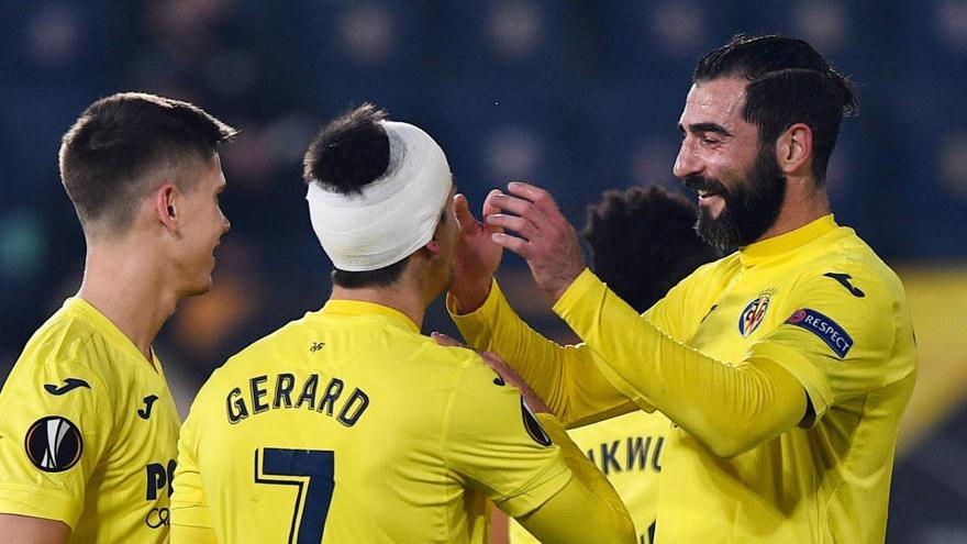 Los jugadores del Villarreal celebra uno de los goles.