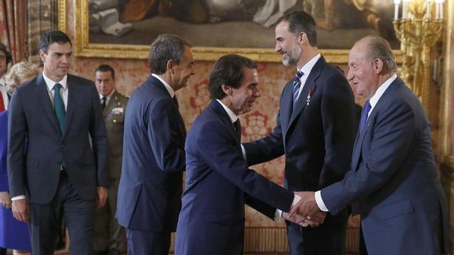 El rei Felip VI i el rei emèrit Joan Carles saluden els expresidents José María Aznar (c) i José Luis Rodríguez Zapatero (2i), seguits de Pedro Sánchez, el juny del 2015, en un acte commemoratiu del Tractat d’Adhesió d’Espanya a la UE.
