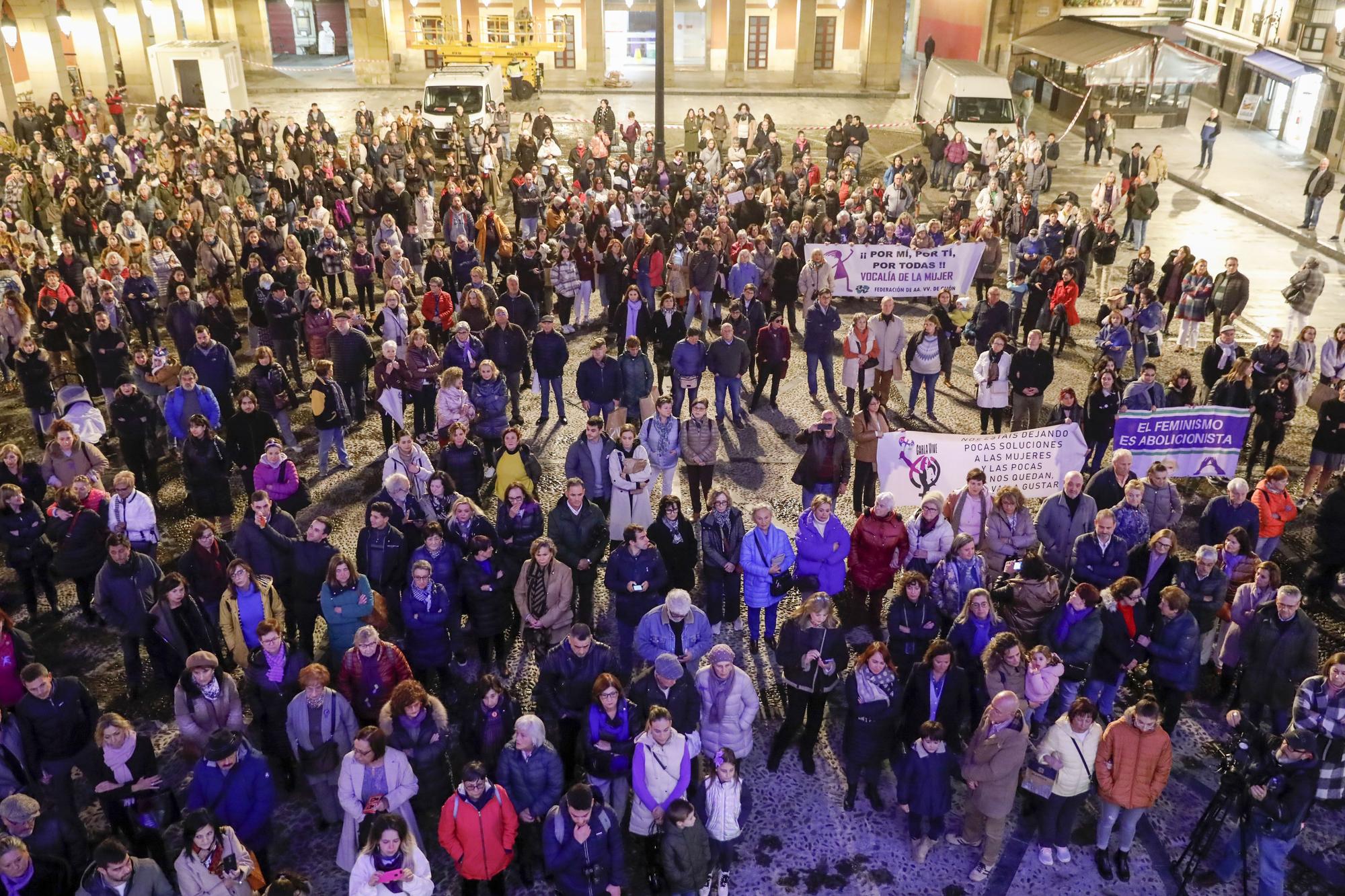 En imágenes: Gijón se cita en la plaza Mayor por el Día Internacional de la Eliminación de la Violencia contra las Mujeres