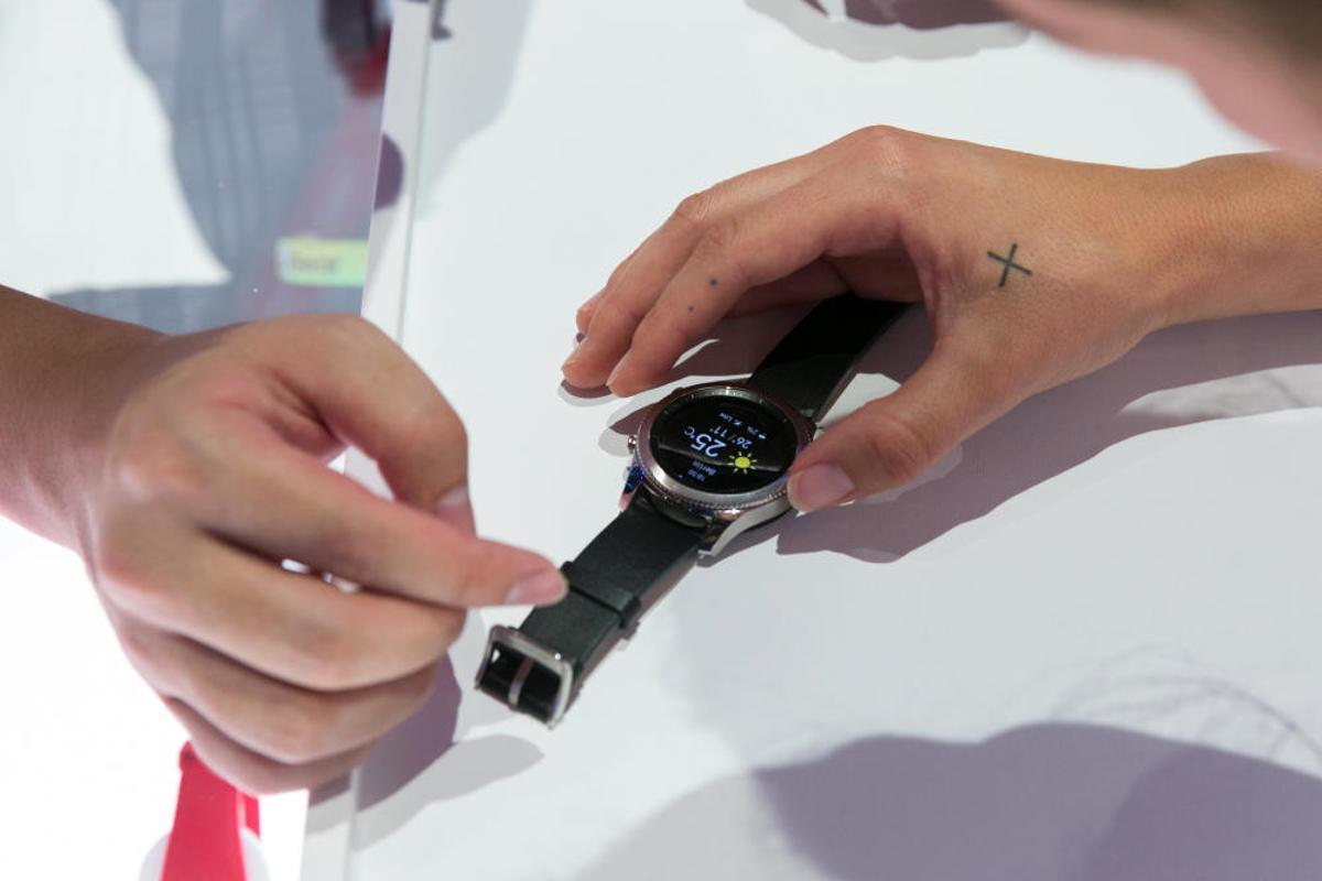 La tecnológica coreana Samsung presentó hoy en Berlín su nuevo reloj inteligente, el Gear S3, circular y en acero.