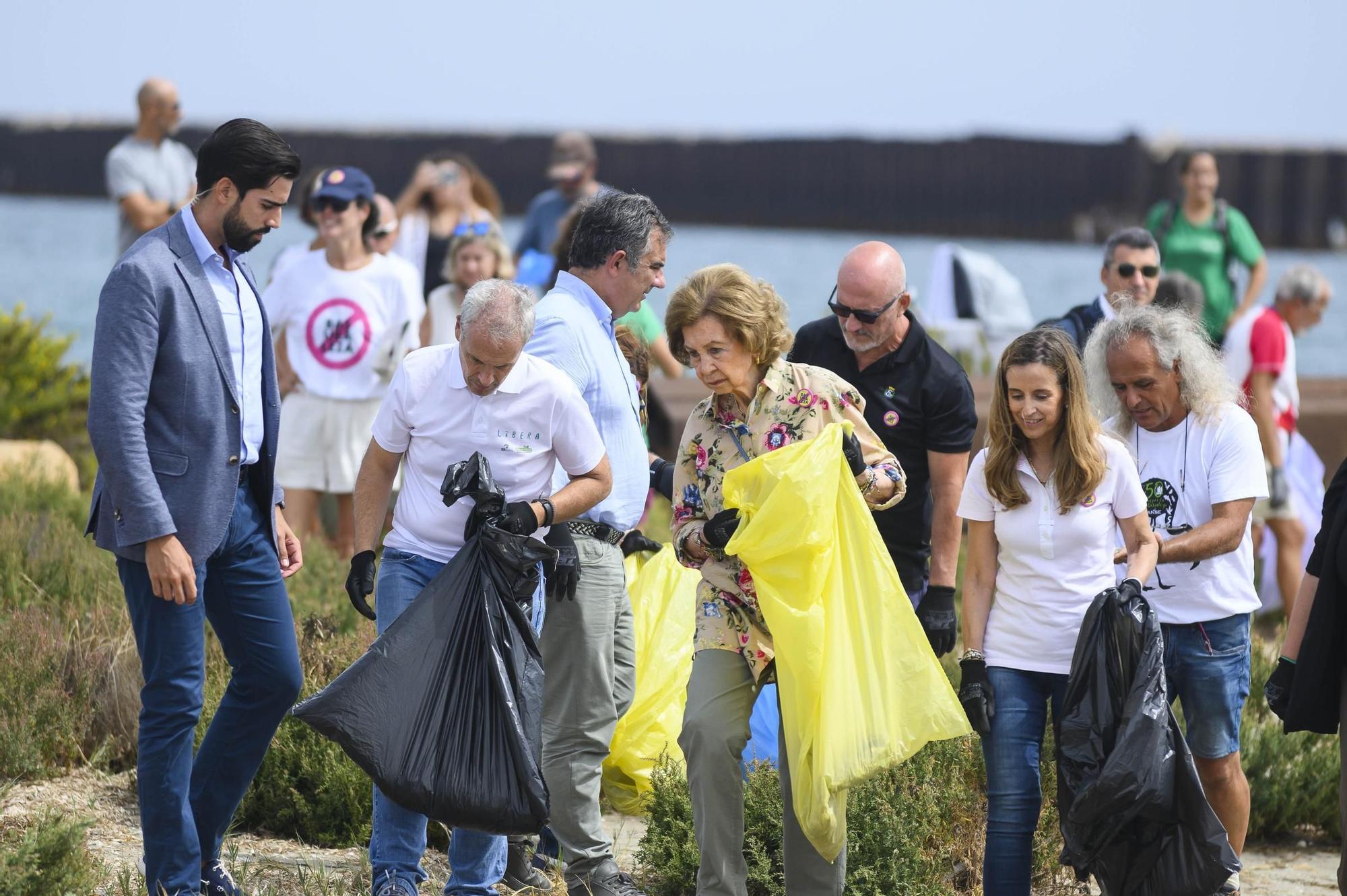 16092023-REINA SOFIA PARTICIPA EN RECOGIDA DE BASURAS EN LA MANGA CALA DEL ESTACIO SAN JAVIER -25.JPG