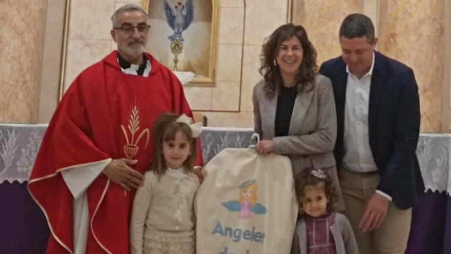 La Angelet de la Corda, Júlia Martí, con su familia y el cura, en el acto de bendición.