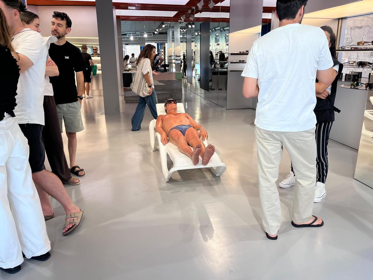 Turista en la tienda Meller.