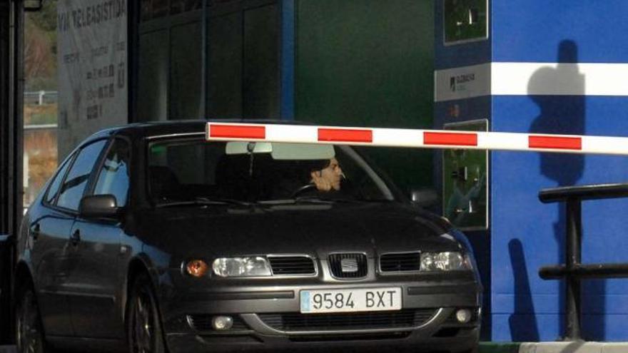 Un usuario paga el peaje en la cabina automática en la salida de la Semana Verde, en Silleda.  // Bernabé/Javier Lalín