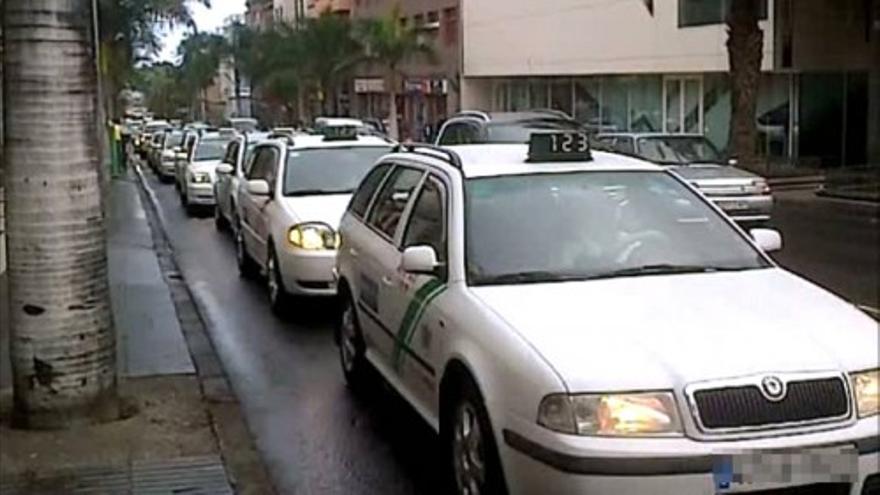 Los taxistas protestan en la capital grancanaria contra la nueva normativa