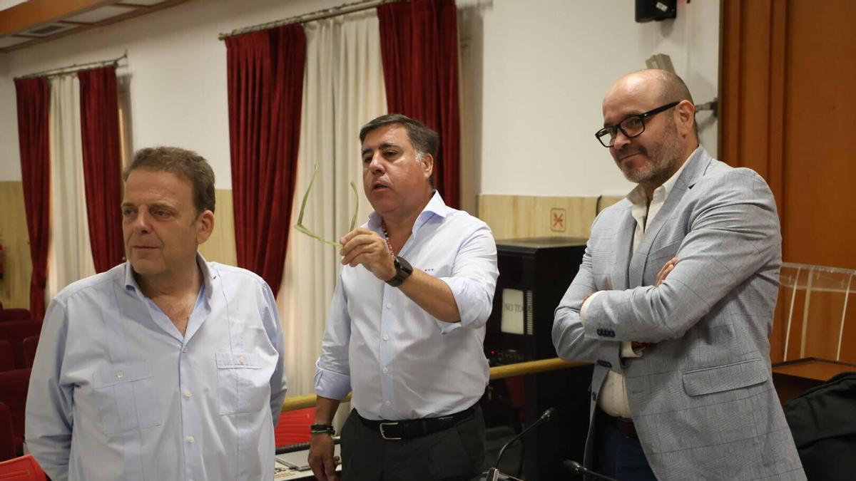 Julián Urbano, Miguel Ruiz Madruga y Bernardo Jordano, en el salón de plenos.