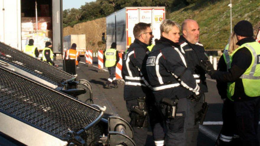 Cues però circulació oberta de vehicles a la frontera amb França per la Jonquera