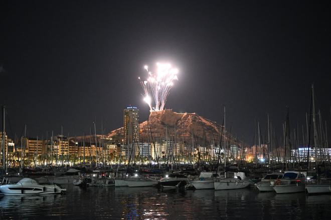 La discutida Palmera de Pibierzo arranca la Nit de la Cremà en Alicante