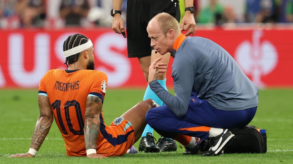 Memphis Depay, lesionado, durante el Países Bajos-Inglaterra de la Eurocopa.