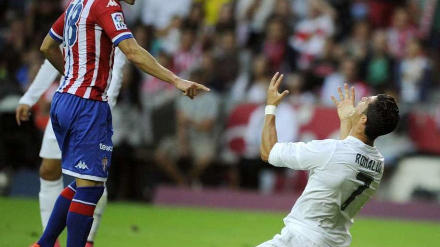Cristiano Ronaldo, arrodillado, se lamenta frente a Ismael López.