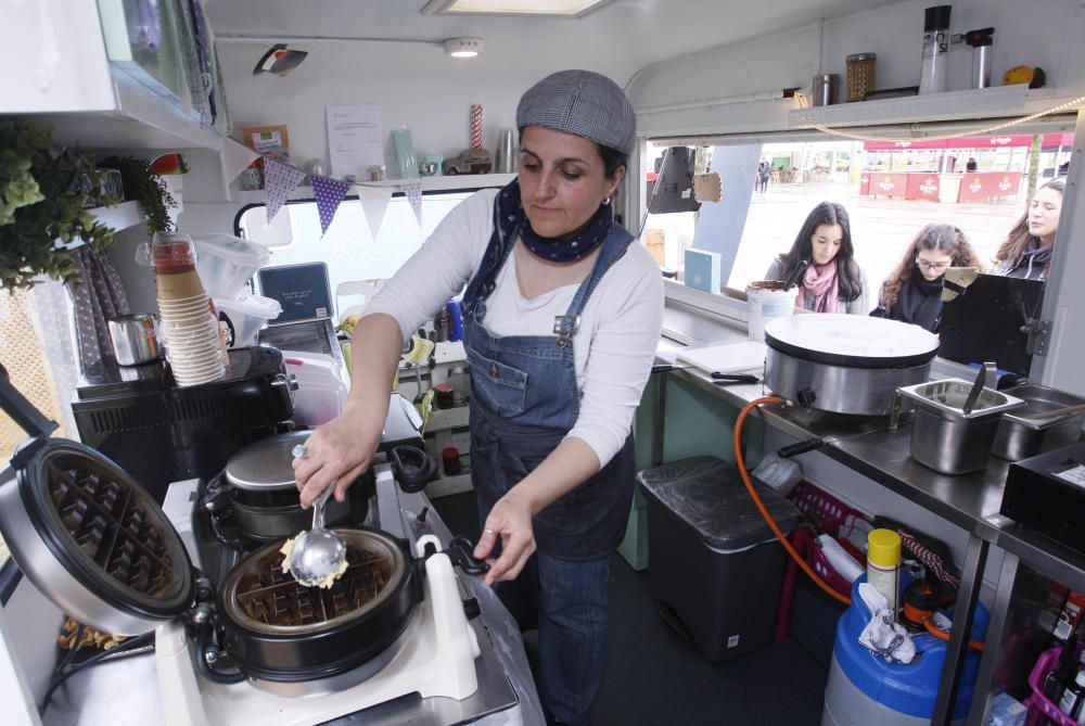 El Food Truck Market de Salt aguanta la pluja