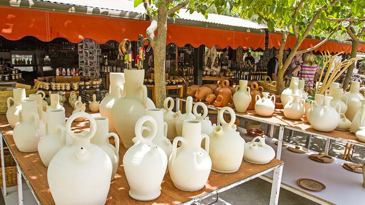 Regalos de artesanía en el Kiosko El Riu (Guadalest).