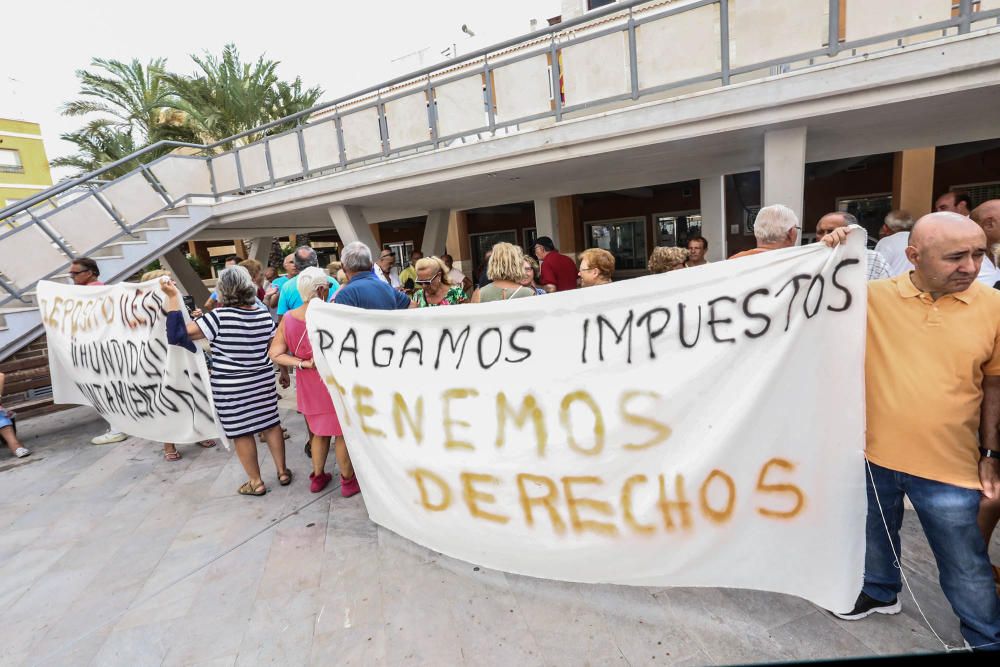 Concentración de protesta en Guardamar.