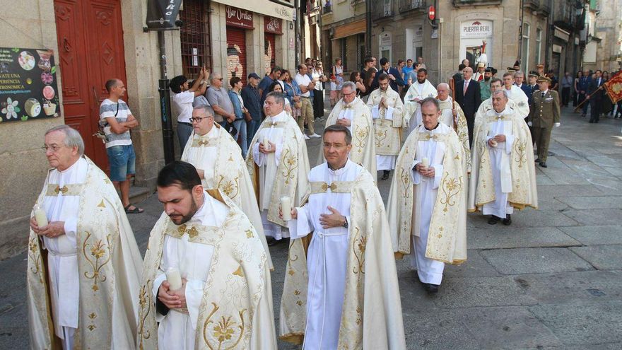 La procesión atravesando el casco viejo.