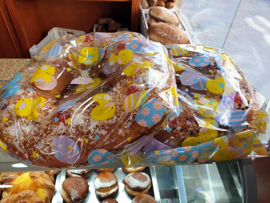 Roscones, huevos de chocolate y mascarillas en la pastelería Niza. // Marta G. Brea
