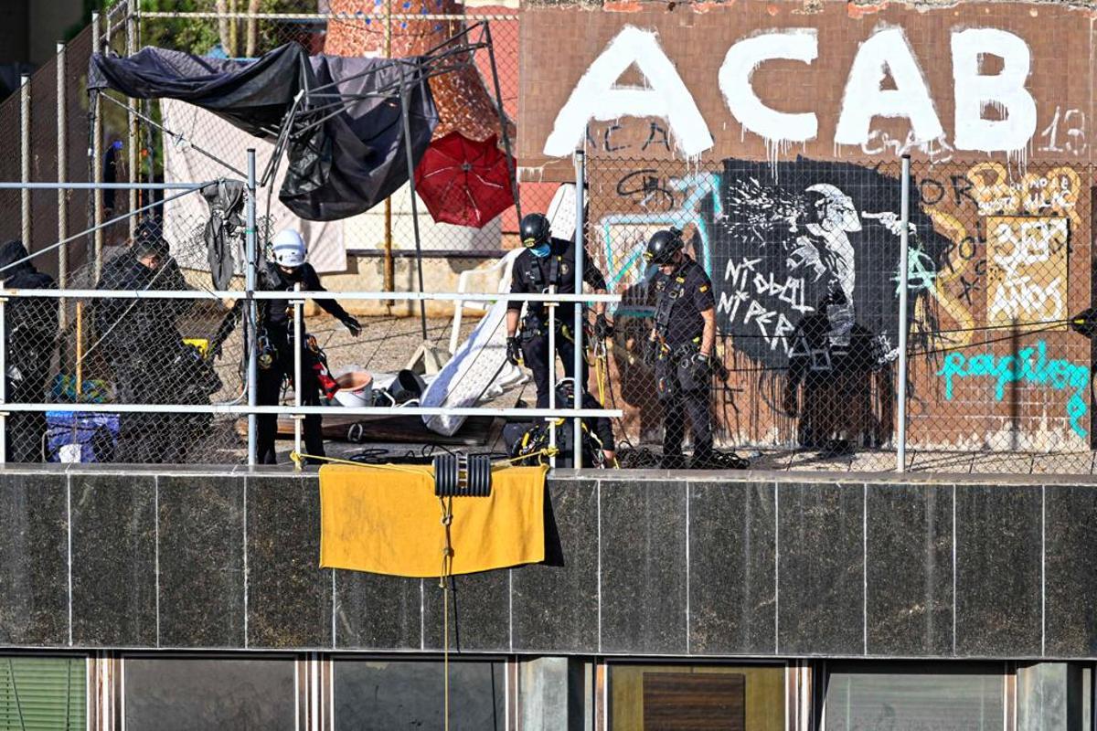 Mossos d'Esquadra desalojando El Kubo y la Ruïna de la Bonanova