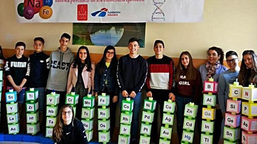 Algunos alumnos con la tabla periódica tridimensional