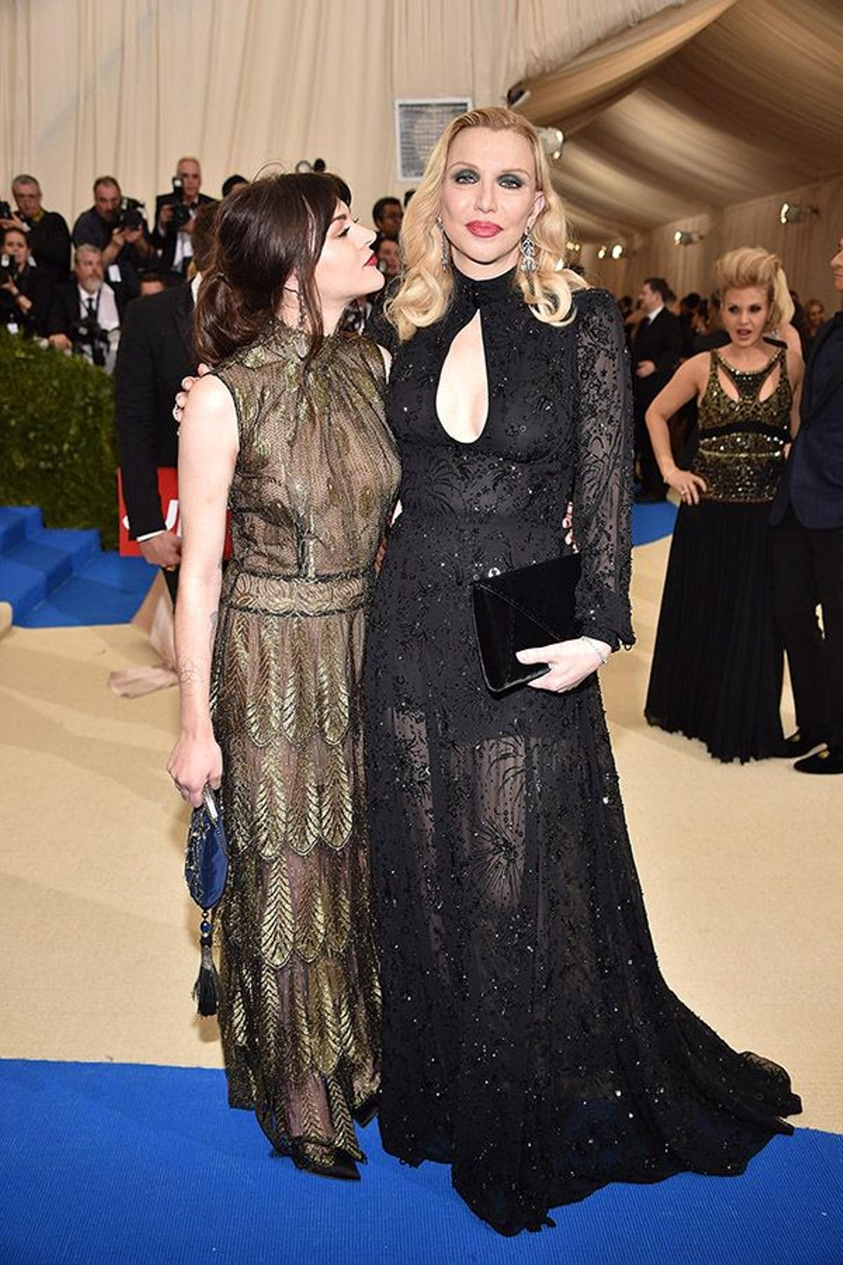 Frances Bean Cobain y Courtney Love en la Gala Met