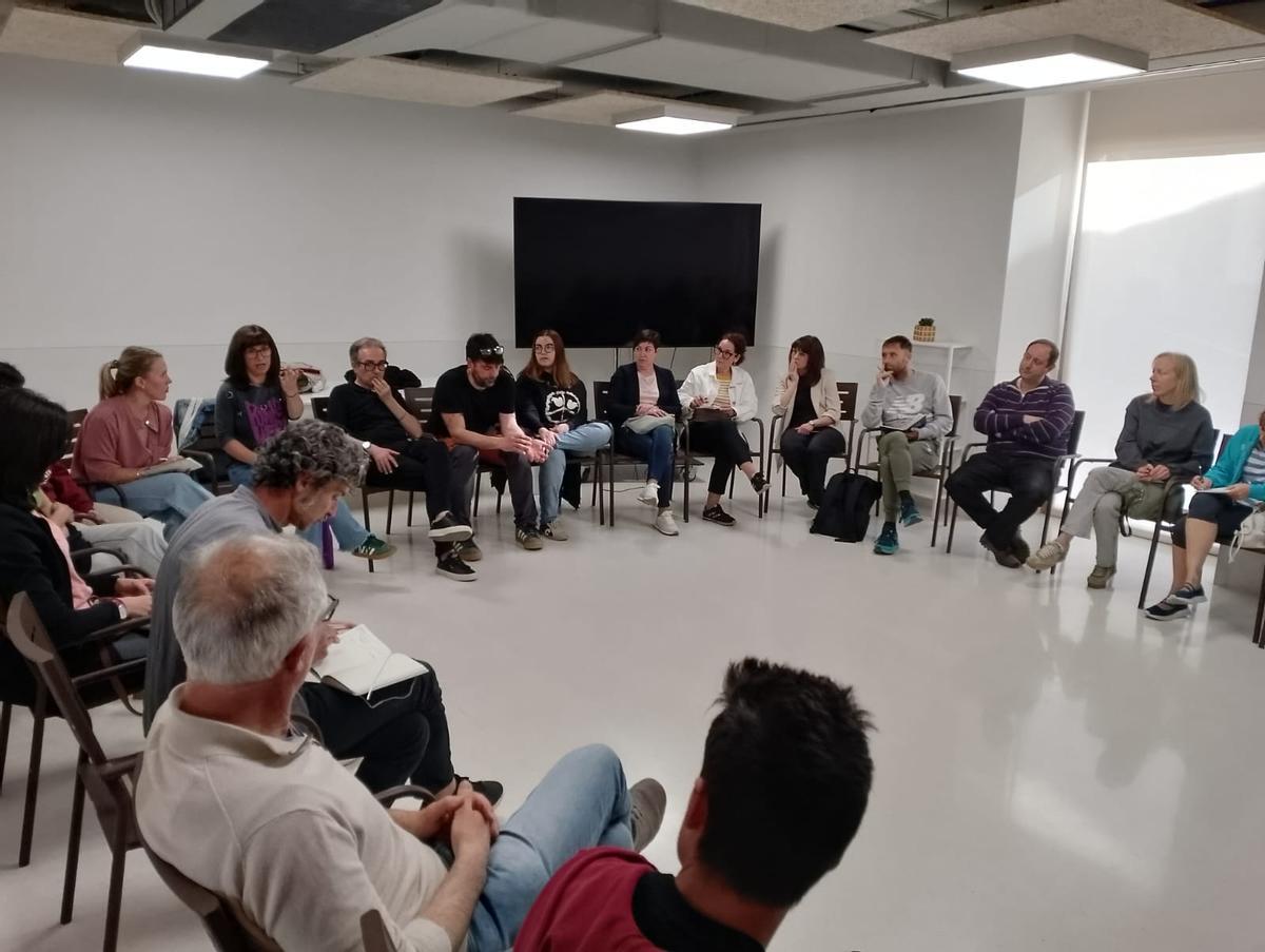 Participantes en la primera reunión de la asamblea comarcal de docentes de la Vall d’Albaida.
