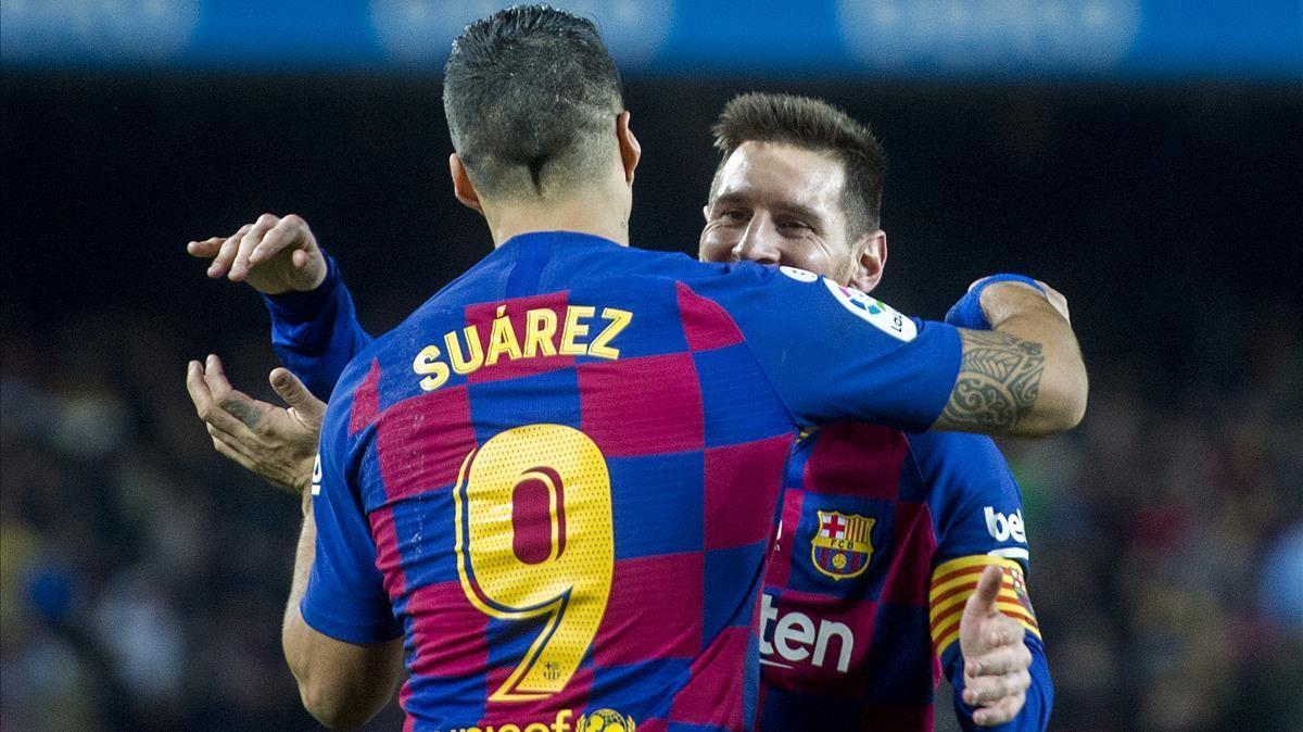 Suárez celebra con Messi el gol de tacón que le marcó al Mallorca en el Camp Nou.