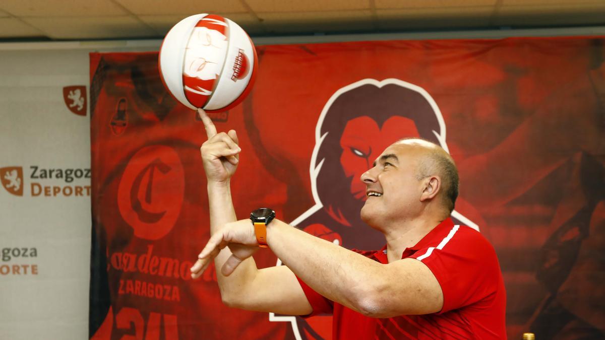 Jaume Ponsarnau juega con el balón durante su presentación con el Casademont Zaragoza.