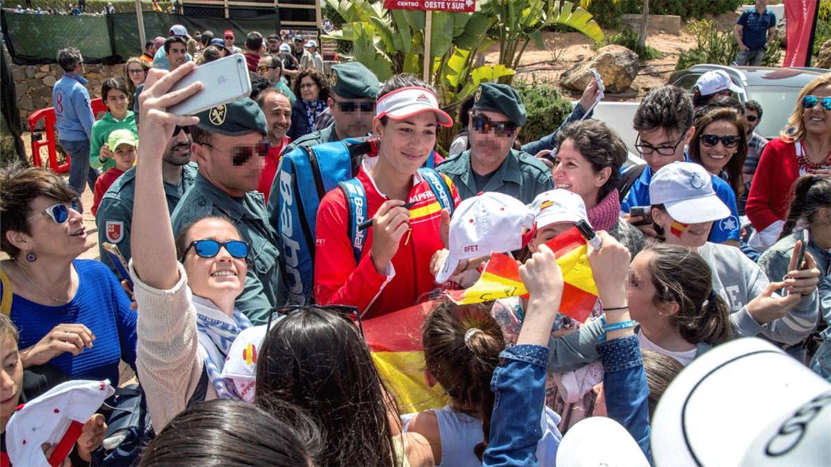 Muguruza firmando autógrafos tras vencer a Paraguay