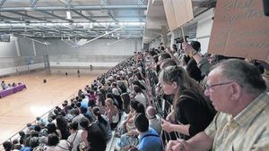 Assistents al sorteig de pisos de protecció oficial, ahir, a Sant Adrià.