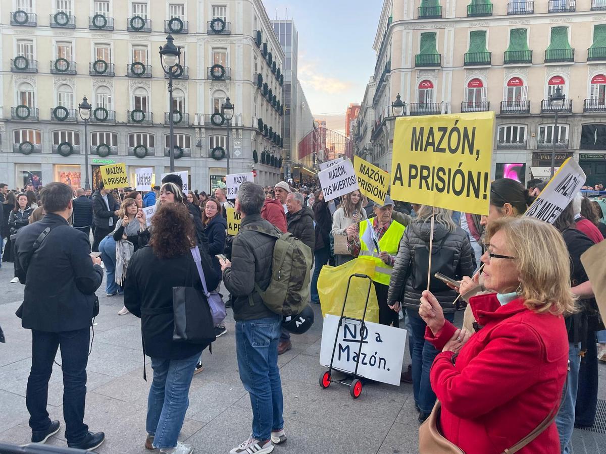 Algunos de los primeros manifestantes en llegar a la Puerta del Sol de Madrid para exigir la dimisión del presidnete valenciano, Carlos Mazón.
