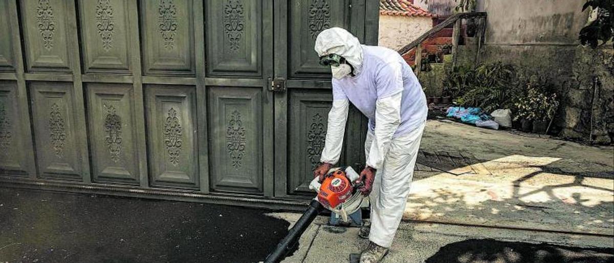 Muntanyes de cendres del volcà i plàstics s’acumulen en barrancs de Santa Cruz de La Palma