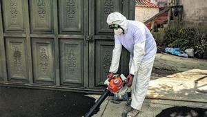 Muntanyes de cendres del volcà i plàstics s’acumulen en barrancs de Santa Cruz de La Palma