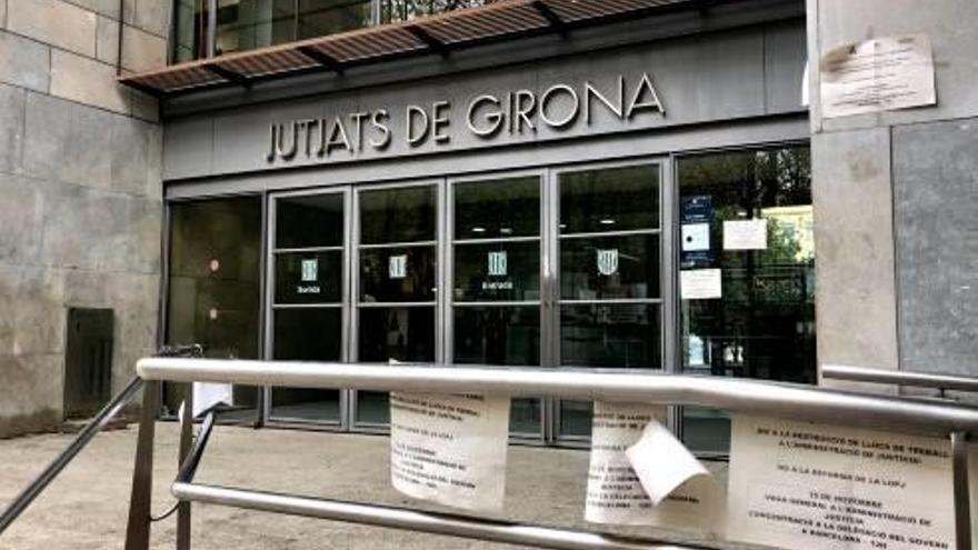 La barana dels jutjats de Girona empaperada.