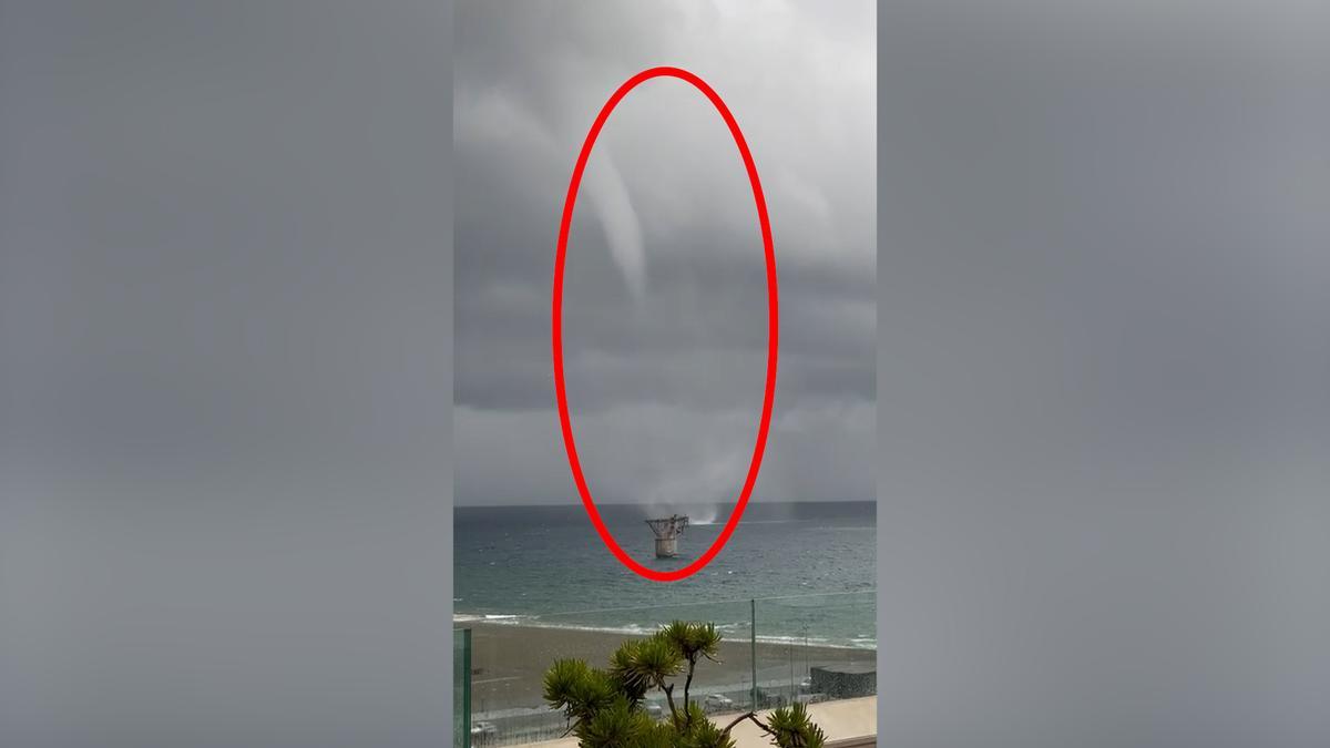 Aparece un tornado en una playa de Marbella