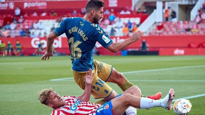 Un jugador del Girona intenta frenar a Raúl Navas.