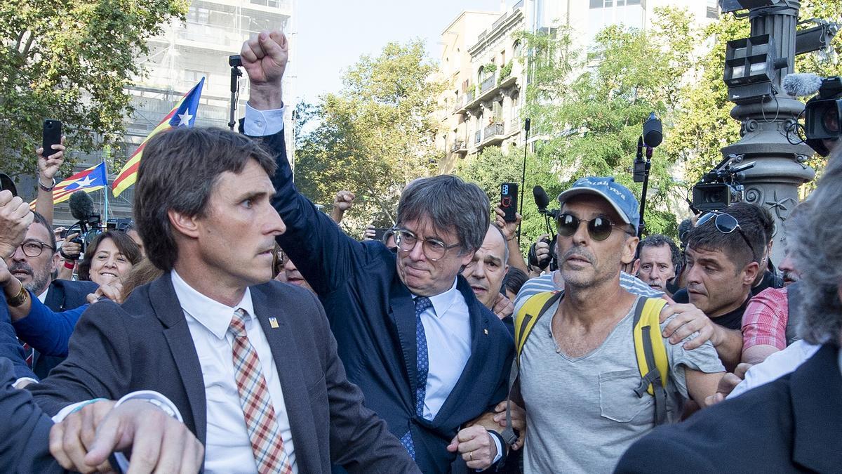 Carles Puigdemont reaparece en Barcelona tras siete años fugado.