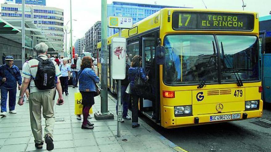 Los usuarios de guaguas suben un 1,8 % en julio en Canarias