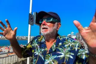 Fotogalería: El paseo marítimo y las playas de A Coruña se llenaron de gente para ver el eclipse