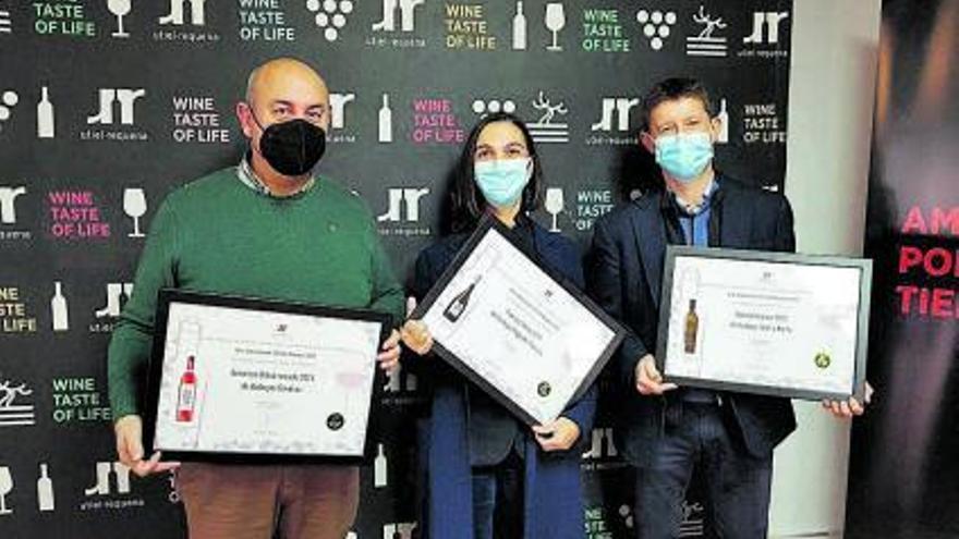 Calleja, García y Olmo posan con los diplomas acreditativos.