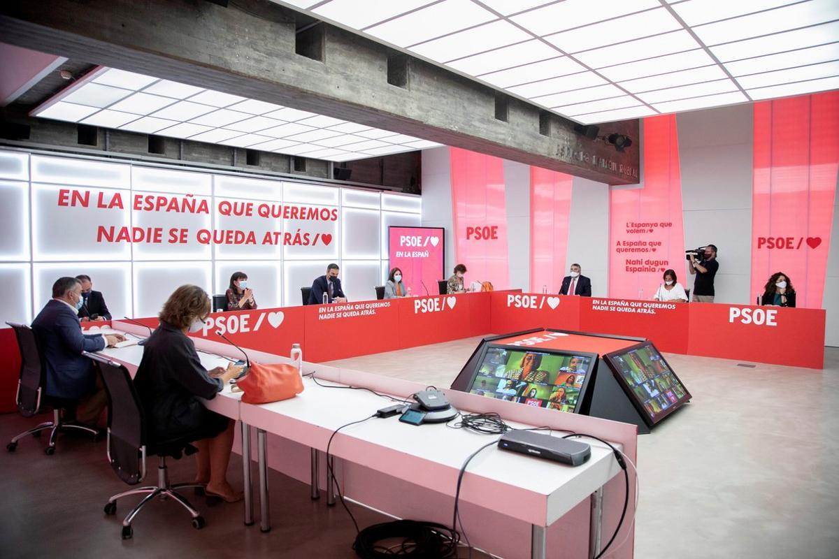 Madrid (Spain), 07/09/2020.- A handout photo made available by Spanish Socialist Party shows Spanish Prime Minister and Socialist Party leader Pedro Sanchez (C) during the Executive Federal Meeting of the Party in Madrid, Spain, 07 September 2020. (España) EFE/EPA/EVA ERCOLANESE HANDOUT HANDOUT EDITORIAL USE ONLY/NO SALES