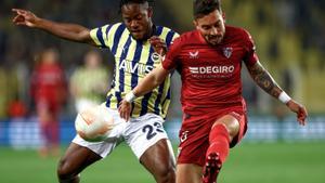 Istanbul (Turkey), 16/03/2023.- Sevillas Alex Telles (R) vies for the ball with Fenerbahces Michy Basthuayi (L) during the UEFA Europa League Round of 16, 2nd leg match between Fenerbahce SK and Sevilla FC, in Istanbul, Turkey, 16 March 2023. (Turquía, Estanbul) EFE/EPA/SEDAT SUNA