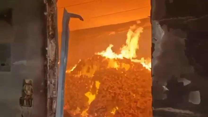 Así ha sido el fuego que calcinó de madrugada una industria textil en Banyeres