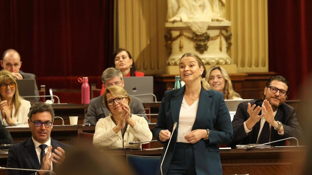 La presidenta del Govern, Marga Prohens, interviene en el pleno del Parlament.